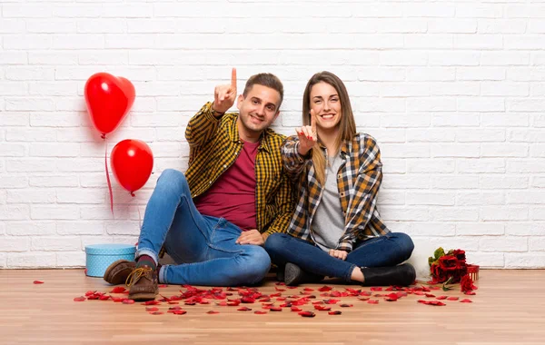 Casal Dia Dos Namorados Ambientes Fechados Mostrando Levantando Dedo — Fotografia de Stock