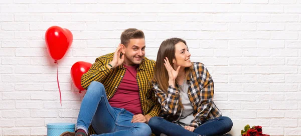 Casal Dia Dos Namorados Casa Ouvindo Algo — Fotografia de Stock