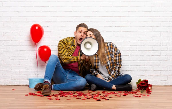 Pár Valentine Den Interiéru Křičí Přes Megafon — Stock fotografie