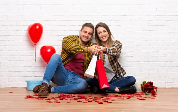 Pár Valentine Den Interiéru Drží Hodně Nákupní Tašky — Stock fotografie