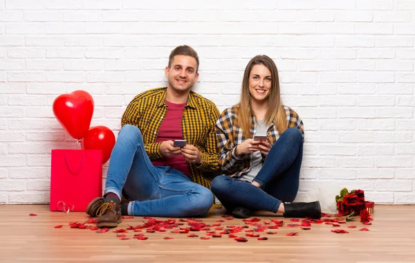 Pareja Día San Valentín Interiores Enviando Mensaje Con Móvil —  Fotos de Stock