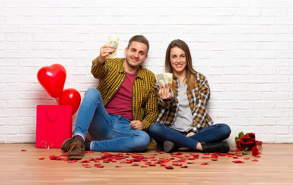 Pareja Día San Valentín Interiores Tomando Montón Dinero —  Fotos de Stock