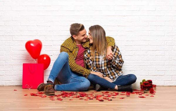 Pareja Día San Valentín Interior Abrazos —  Fotos de Stock