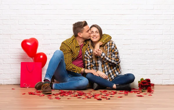 Pareja Día San Valentín Interior Besándose — Foto de Stock