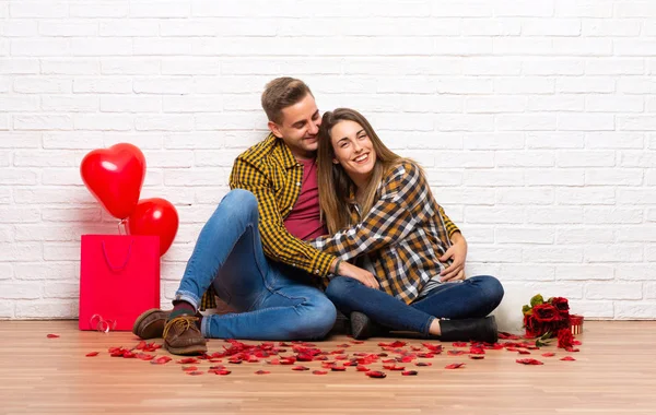 Pareja Día San Valentín Interior Abrazos —  Fotos de Stock