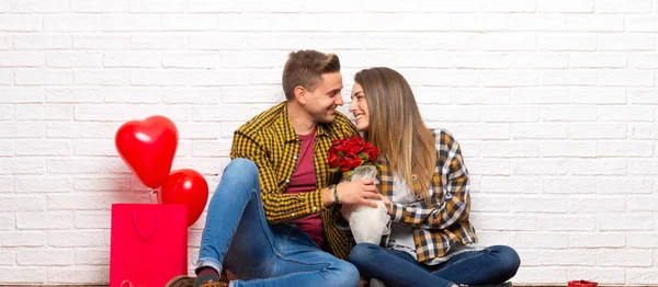 Casal Dia Dos Namorados Casa Com Flores — Fotografia de Stock