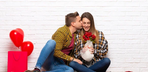 Pareja Día San Valentín Interiores Con Flores — Foto de Stock