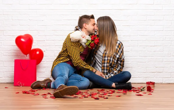 Pareja Día San Valentín Interiores Con Flores — Foto de Stock