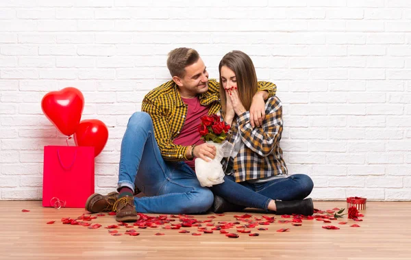 Casal Dia Dos Namorados Casa Com Flores — Fotografia de Stock