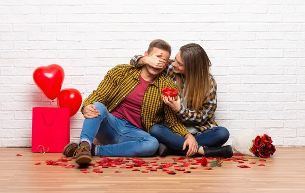 Pareja Día San Valentín Interiores Sosteniendo Caja Regalo —  Fotos de Stock
