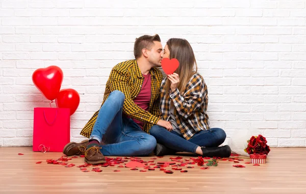 Pareja Día San Valentín Interiores Sosteniendo Símbolo Del Corazón Besándose —  Fotos de Stock