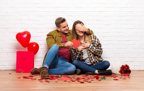 Couple Valentine Day Indoors Holding Heart Symbol — Stock Photo, Image