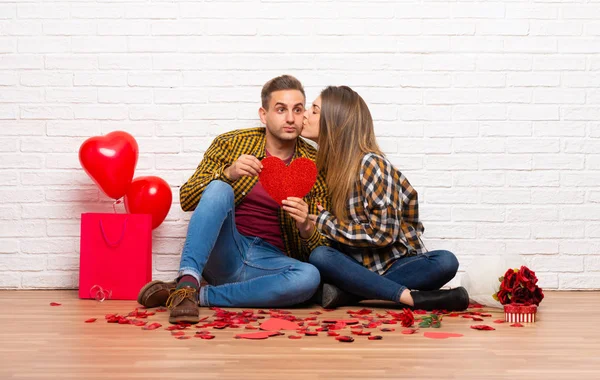 Casal Dia Dos Namorados Casa Segurando Símbolo Coração Beijando — Fotografia de Stock