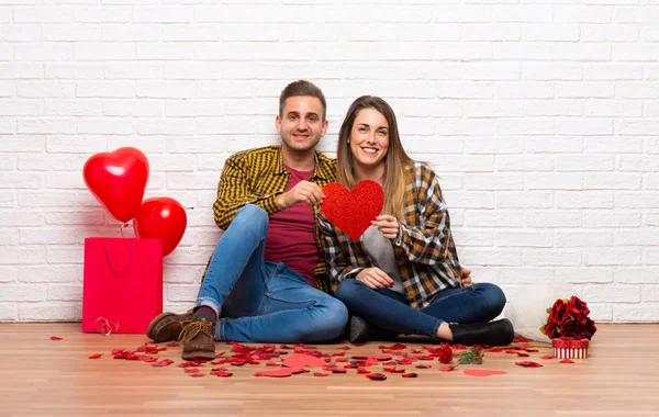 Coppia Giorno San Valentino All Interno Che Tiene Simbolo Cuore — Foto Stock