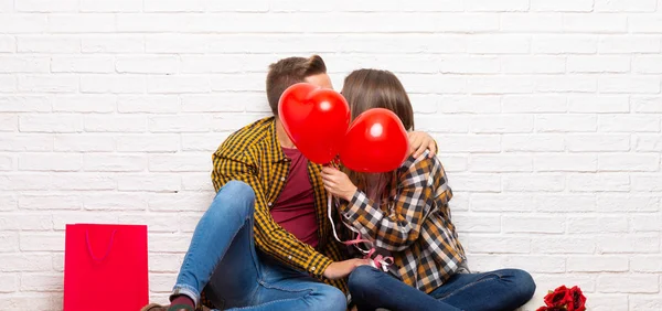 Pareja Día San Valentín Interiores Con Globos Con Forma Corazón —  Fotos de Stock