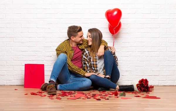 Couple Saint Valentin Intérieur Avec Des Ballons Forme Coeur — Photo