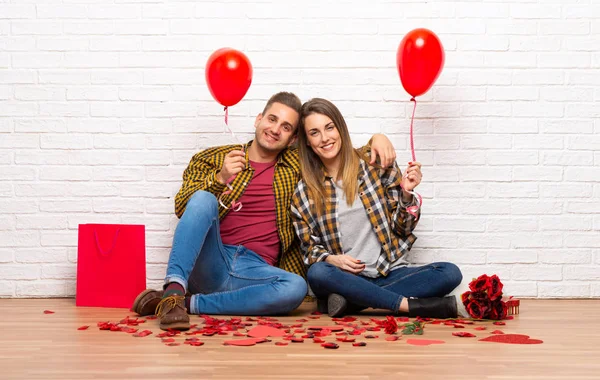 Casal Dia Dos Namorados Ambientes Fechados Com Balões Com Forma — Fotografia de Stock