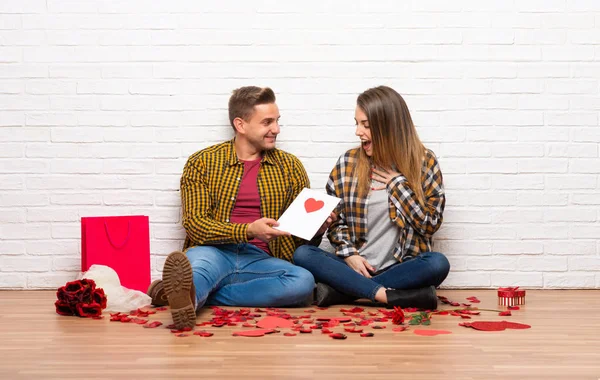 Pár Valentine Den Doma Valentýna Karty — Stock fotografie