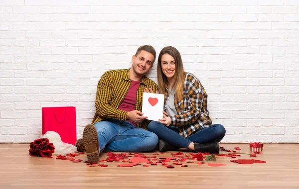 情侣在情人节在室内与情人节卡 — 图库照片
