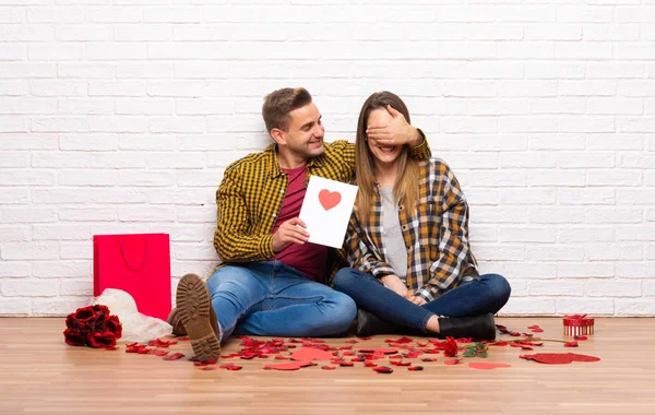 情侣在情人节在室内与情人节卡 — 图库照片