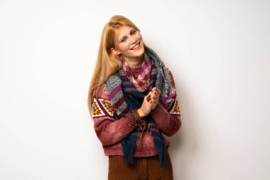 Bir konferansta sunum sonrası beyaz duvar alkış üzerinde hippi kadın