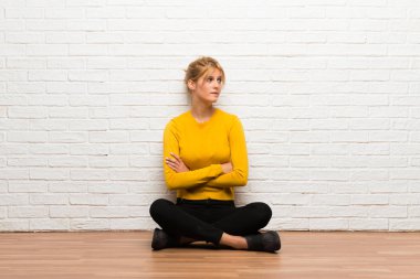 Karıştırmayın yüz ifadesi ısırıkları dudak süre ile katta oturan genç kız