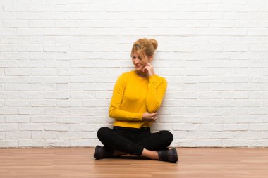 Çene üzerinde el ile seyir katta oturan genç kız