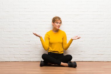 Mutsuz ve bir şey ile sinirli katta oturan genç kız çünkü bir şey anlamıyor