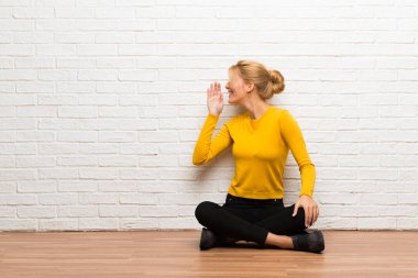 Lateral için açık ağızlı bağırmayı katta oturan genç kız