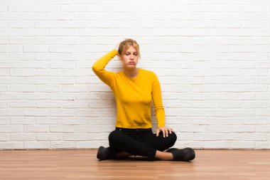 Hayal kırıklığı bir ifade ile katta oturan ve anlayış değil genç kız