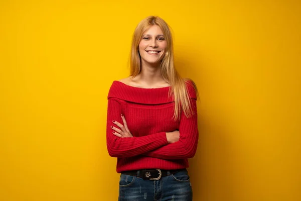 Blond Kvinna Över Gul Vägg Att Hålla Armarna Korsade Främre — Stockfoto