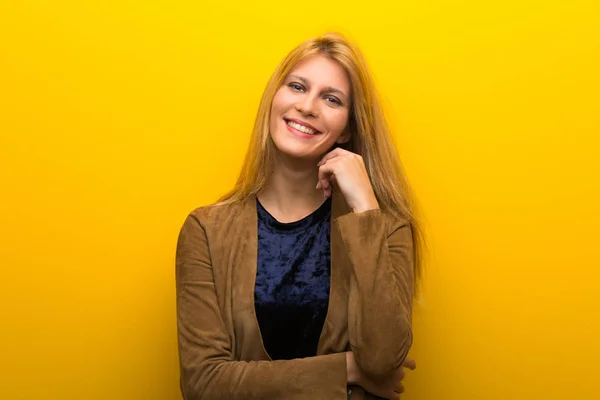 Blondynka Żywe Żółte Tło Uśmiechający Się Wyrażenie Słodki — Zdjęcie stockowe