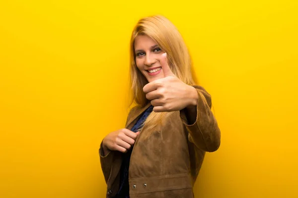 Блондинка Яскраво Жовтому Тлі Дає Великі Пальці Вгору Жест Тому — стокове фото