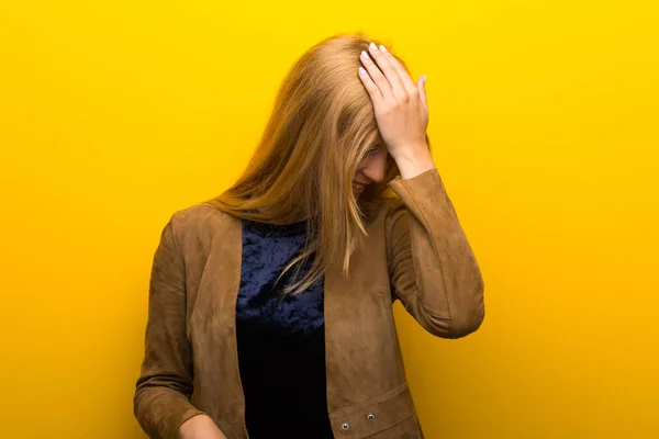 Blondes Mädchen Auf Leuchtend Gelbem Hintergrund Hat Gerade Etwas Erkannt — Stockfoto