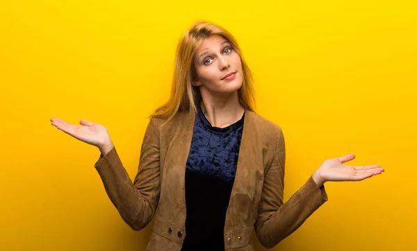 Blond Dívka Zářivé Žluté Pozadí Nedůležité Gesto Při Zvedání Ramen — Stock fotografie