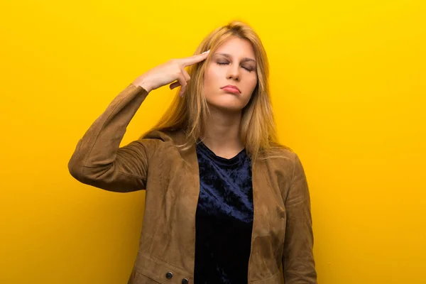 Blond Dívka Zářivé Žluté Pozadí Problémy Tvorby Sebevraždou — Stock fotografie