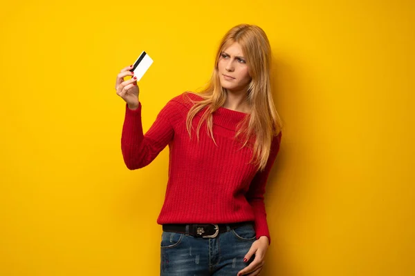 Blonde Woman Yellow Wall Troubled Holding Broken Smartphone — Stock Photo, Image