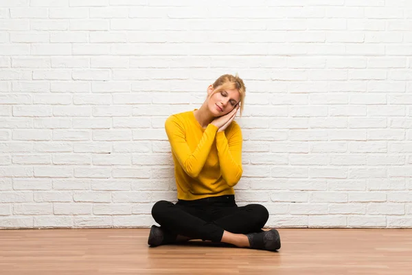 Junges Mädchen Sitzt Auf Dem Boden Und Macht Schlafende Geste — Stockfoto