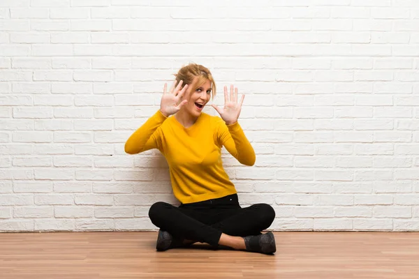 Jong Meisje Zittend Vloer Tien Met Vingers Tellen — Stockfoto