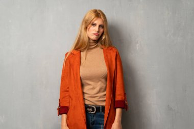 Kadın üzgün ve depresyonda ifade ile dokulu arka plan