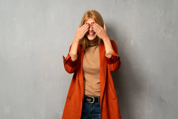 Kobieta Nad Teksturowanej Tło Obejmujących Oczy Przez Ręce Zaskoczony Aby — Zdjęcie stockowe