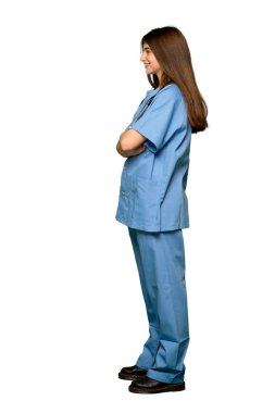 İzole beyaz arka planda lateral pozisyonda tam uzunlukta atış genç hemşire