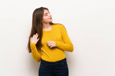 Kafa çizilmemesi bir fikir düşünce sarı kazaklı genç kadın