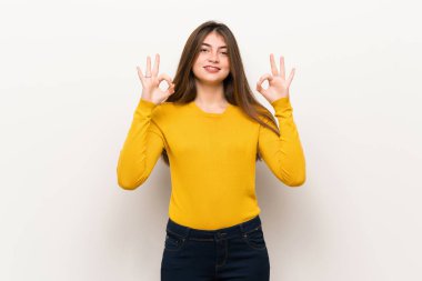 Zen sarı kazaklı genç kadın poz