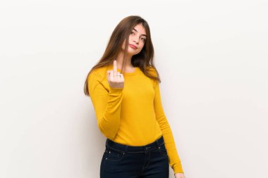 Boynuz jest yaparak sarı kazaklı genç kadın