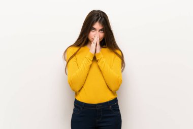 Sarı kazaklı genç kadın birlikte palm tutar. Kişi için bir şey sorar