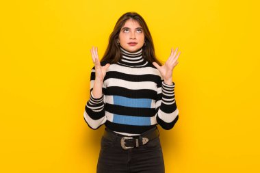 Sarı duvar tarafından kötü bir durum hayal kırıklığına uğramış genç kadın