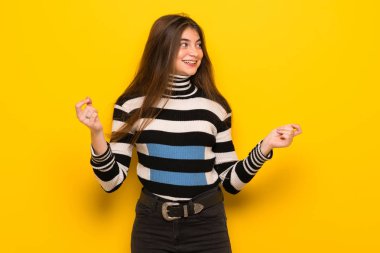 Sarı duvarın üzerinden genç kadın zevk müzik bir partide dans