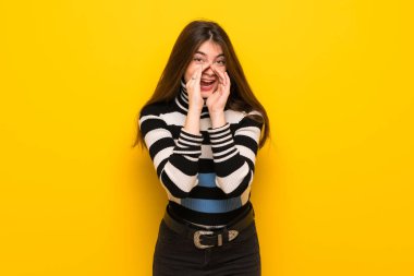 Genç kadın bağırıyor ve bir şey ilan sarı duvarın üzerinden