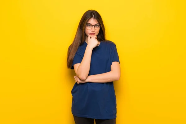 Mujer Joven Con Gafas Sobre Pared Amarilla Sonriendo Mirando Frente — Foto de Stock